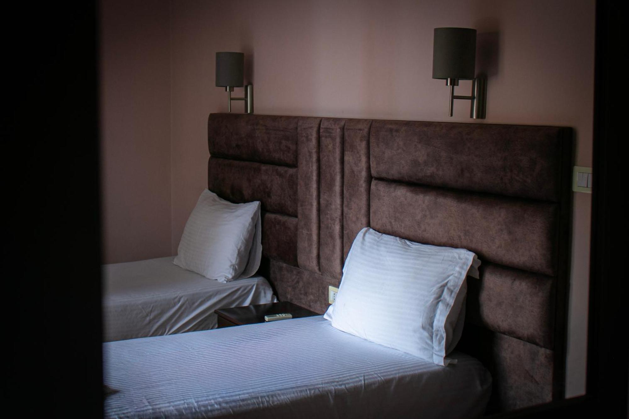 Hotel Fron ซารานเดอ ภายนอก รูปภาพ